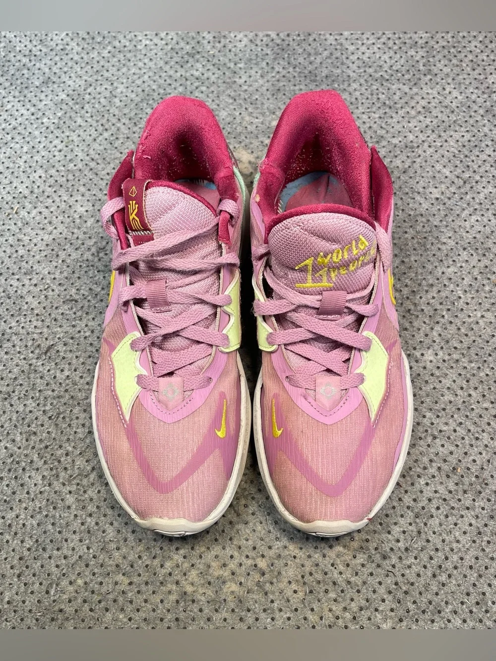 Nike Kyrie Low 5 Pink Basketball Shoes Size 9 Women’s
